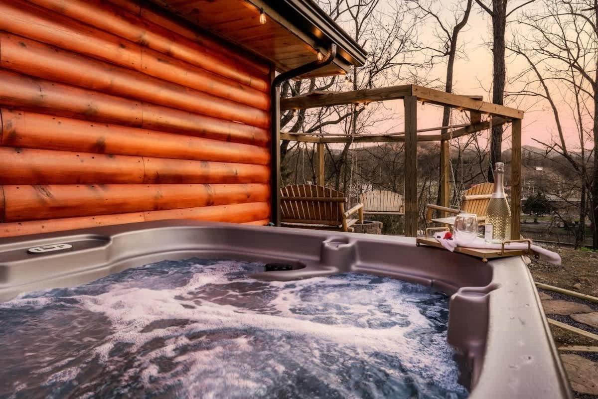 Fun Heated Pool Cabin - Walk To Parkway Pigeon Forge Ngoại thất bức ảnh